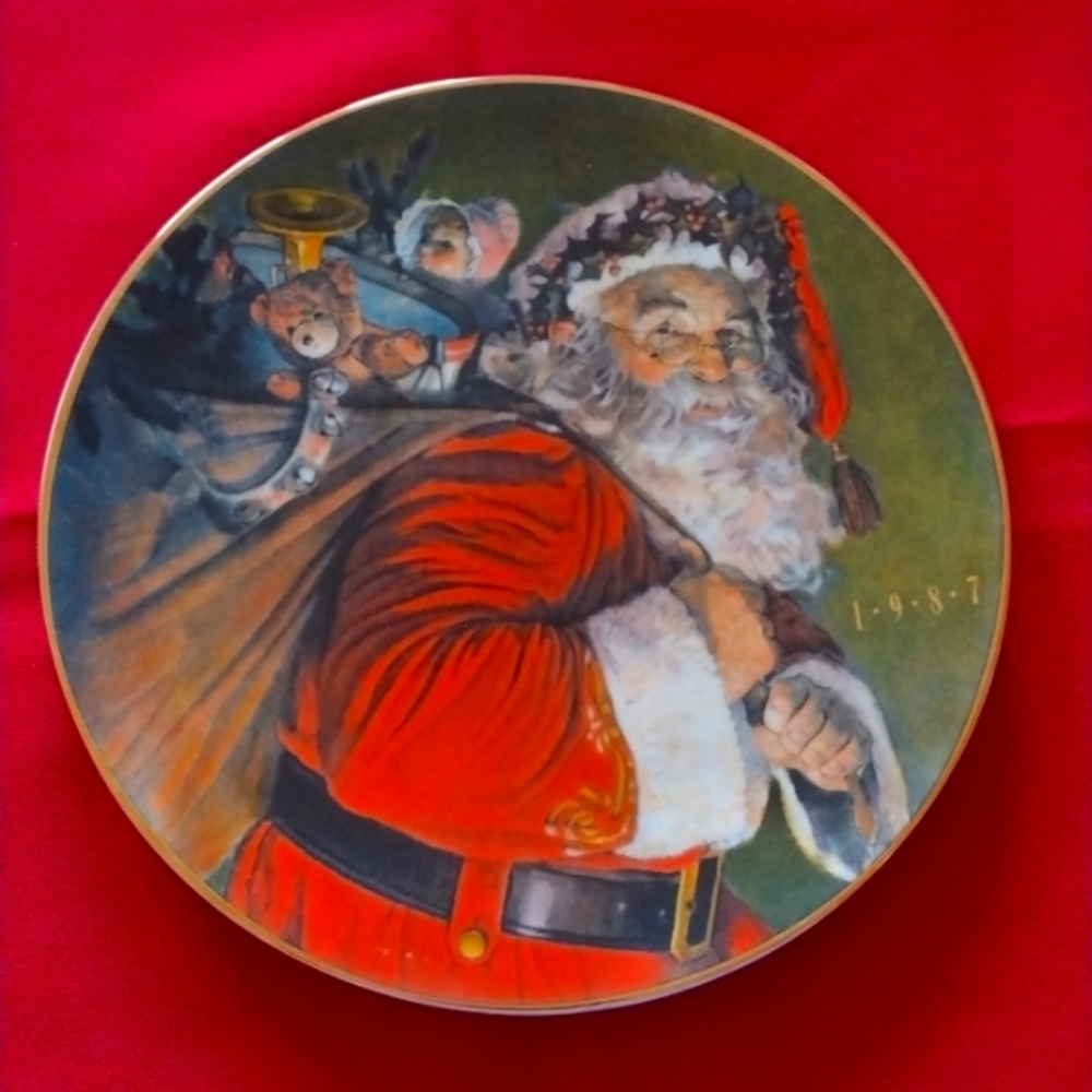 1987 "The Magic That Santa Brings" Holiday collector's plate by Avon 1987.